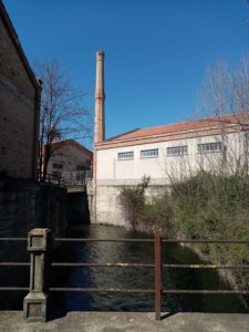 Pont darrere la fàbrica Borgonyà i xemeneia
